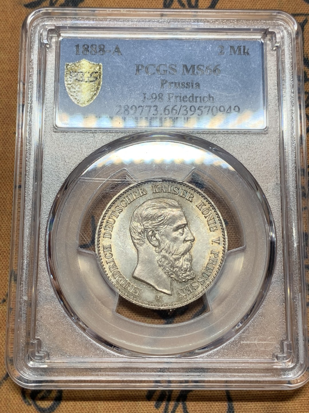 《竞宝斋》第111场-周日，周一 ，2场连拍（全场包邮） 罕见高分！PCGS-MS66，德国普鲁士1888三皇之年弗里德里希三世短翅2马克银币，持续上涨品种！深彩十字光