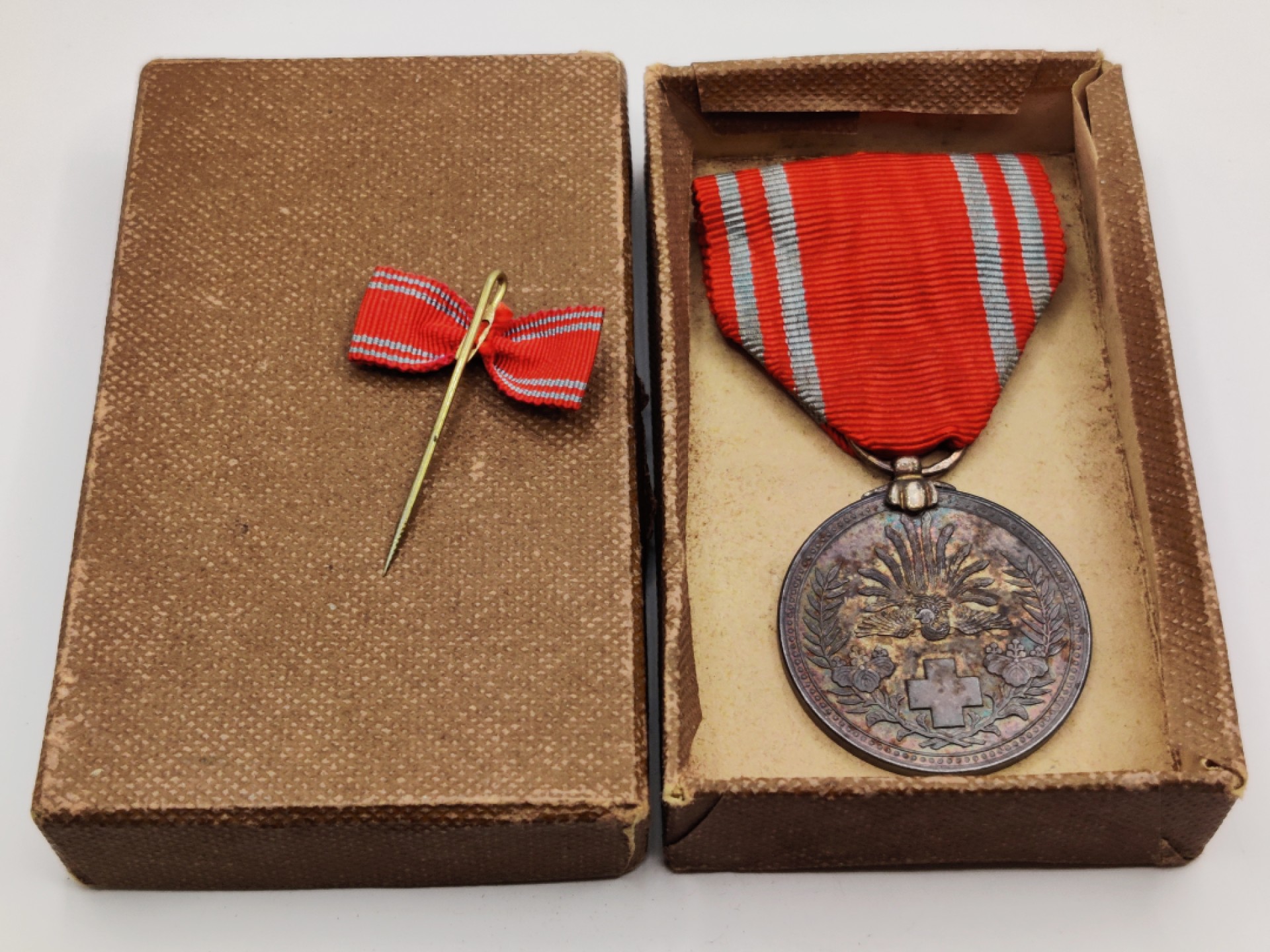 全场0元起拍 第10期 咸鱼国勋章拍卖专场 11月2日（周三）下午6：00开始 -早期蓝条赤十字社员章 银制带盒略