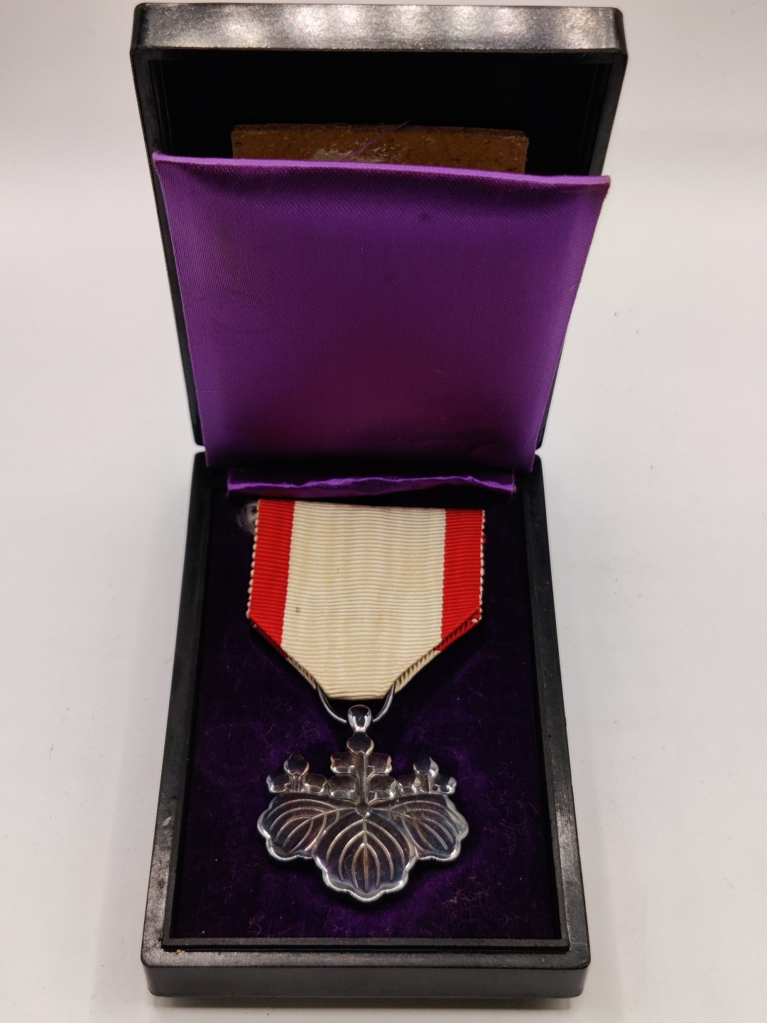 全场0元起拍 第10期 咸鱼国勋章拍卖专场 11月2日（周三）下午6：00开始 勿忘国耻 日本战后八等白叶章 银制