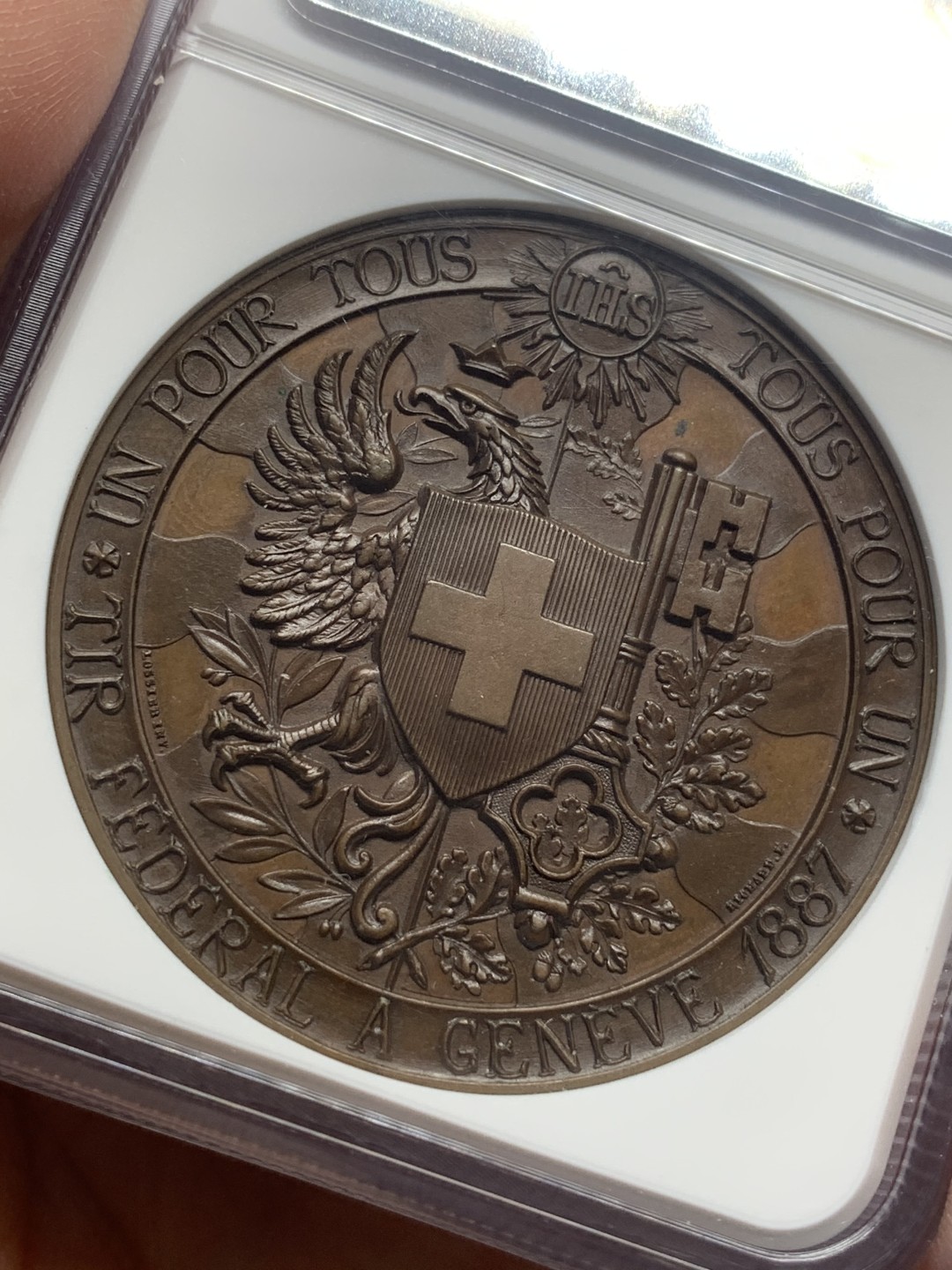 《竞宝斋》第111场-周日，周一 ，2场连拍（全场包邮） NGC MS64 高分 瑞士1887年 日内瓦射击节铜章高浮雕状态 加厚盒装  45mm 57.5克 巧克力包浆