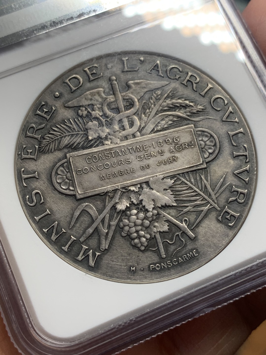 《竞宝斋》第111场-周日，周一 ，2场连拍（全场包邮） NGC UNC 法兰西1896丰收女神 农业部42mm官方银章 双面黑包浆完全错杀了 附有丝绒小圆盒