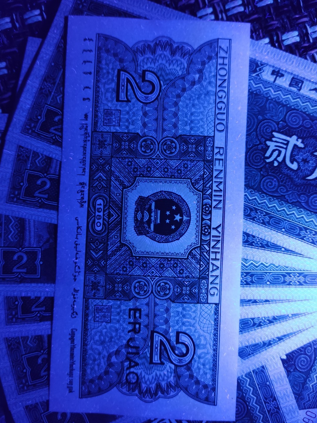 千家老金珍藏版，8002第一大组BT3672，马上开标荧光灯下与普光下具有划时代意义的蓝海洋～碧玉妆！开标前习惯给老铁们多分享一点！荧光灯下是一片蔚蓝的海洋！就连环绕贰角的多边形都与整个票面浑然一体！明显区别与已经开标的蓝水晶，蓝精灵！普光下则是一片绿色的世界！多边形四角的叶子，如意框，人物的衣服，菱形框内都被填上了满满的碧绿，妆扮着绝代双骄！捡漏就来千家全世界最为纯净的拍场！ 千家老金珍藏版，8002第一大组BT36726951，马上开标荧光灯下与普光下具有划时代意义的蓝海洋～碧玉妆！开标前习惯给老铁们多分享一点！荧光灯下是一片蔚蓝的海洋！比已经开标的至尊蓝水晶的蓝有过之而无不及！又明显区别于蓝水晶，蓝精灵！普光下则是一片绿色的世界！其震撼而独有的特征一言难尽，详见开标文案！开标前最后一次分享，捡漏就来千家竞拍全世界最为纯净的拍场！