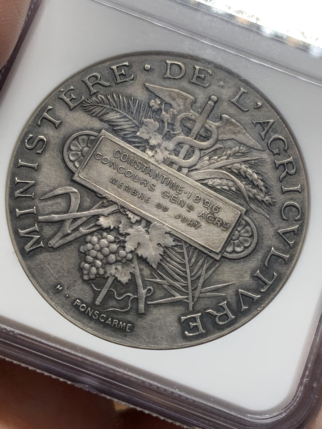 《竞宝斋》第111场-周日，周一 ，2场连拍（全场包邮） NGC UNC 法兰西1896丰收女神 农业部42mm官方银章 双面黑包浆完全错杀了 附有丝绒小圆盒