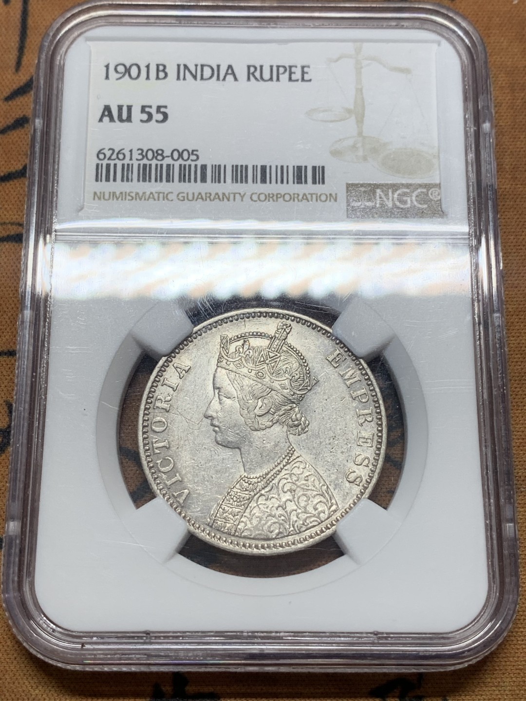 《竞宝斋》第111场-周日，周一 ，2场连拍（全场包邮） NGC AU55 1900 英属印度小维1卢比  银币 NGC打标的小姐姐应该是开小差了，年份打错了