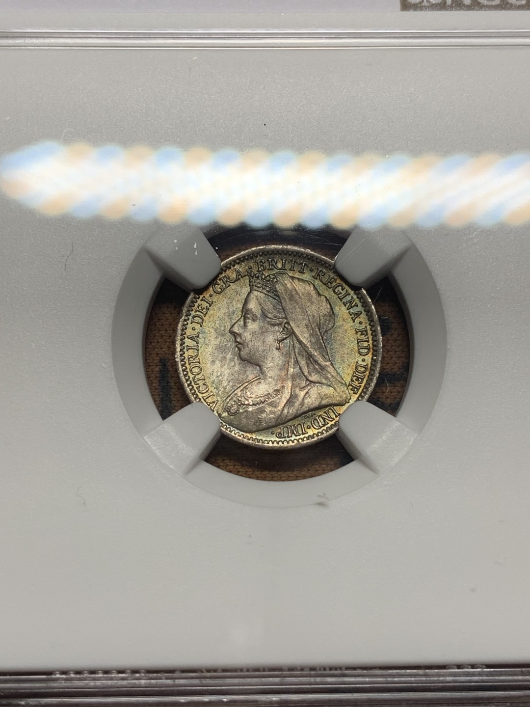 《竞宝斋》第111场-周日，周一 ，2场连拍（全场包邮） NGC MS65 英国 1901年 维多利亚 批纱版 3便士 银币 深五彩包浆 可藏