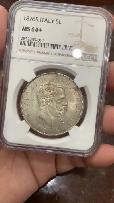 《竞宝斋》第111场-周日，周一 ，2场连拍（全场包邮） 唯一 冠军分 NGC-MS64+ 1876年意大利埃马努埃莱二世5里拉银币 流通大银能上63就很难了，这枚64+ 车轮转光，非常难得