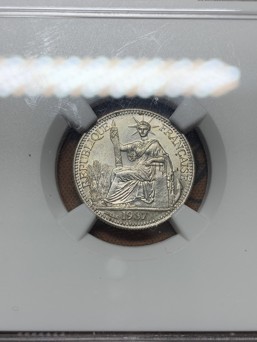 《竞宝斋》第111场-周日，周一 ，2场连拍（全场包邮） NGC MS65 印支 1937年 坐人 10分银币 细节极好 季军分 细节极好 十字转光