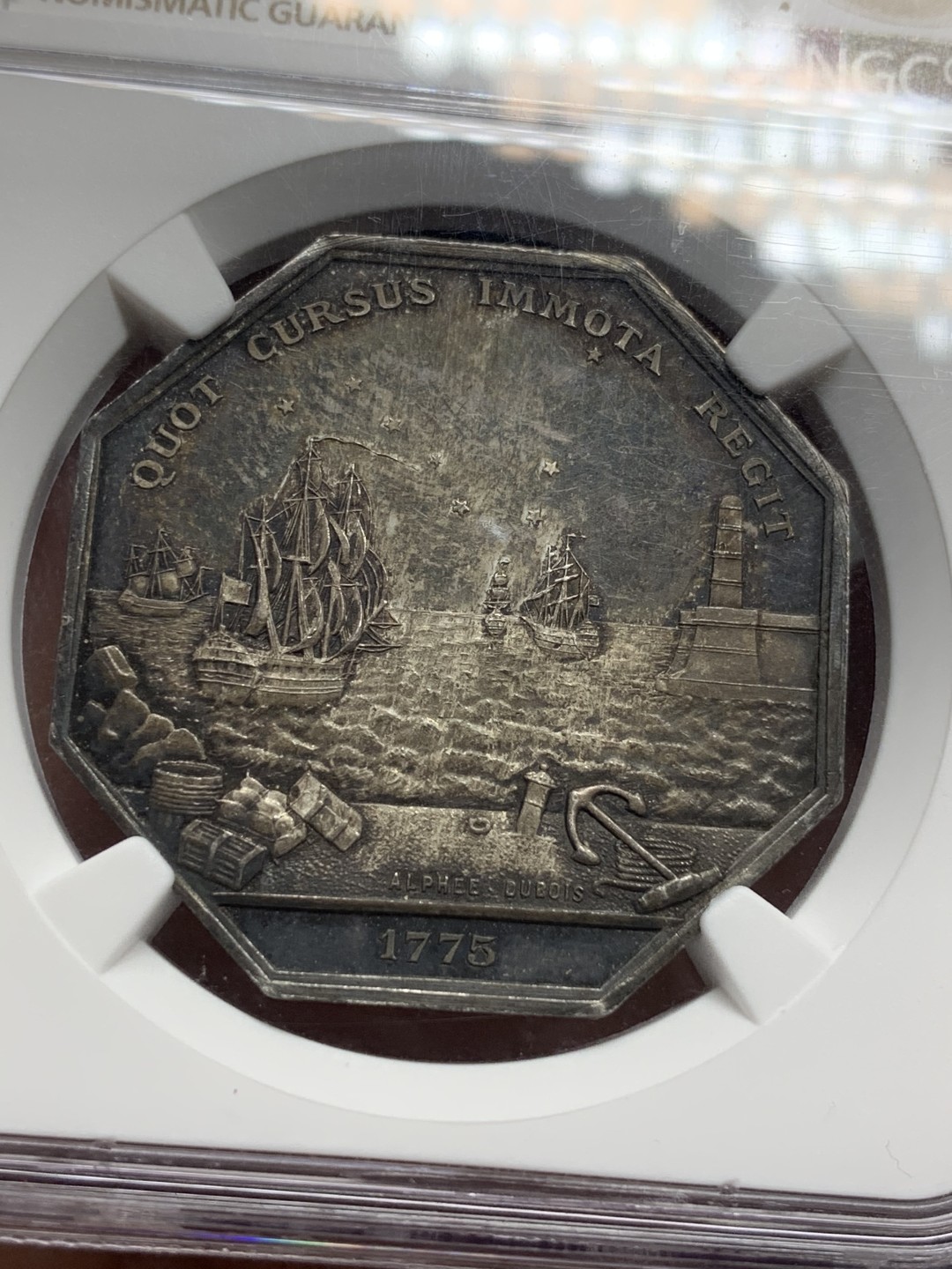 《竞宝斋》第112场-周日，周一 ，2场连拍（全场包邮） NGC-MS62 1775年法国马赛港口景观八角 非常少见的版本，正面港口景观，背面葡萄小麦等农作物环绕，设计精美