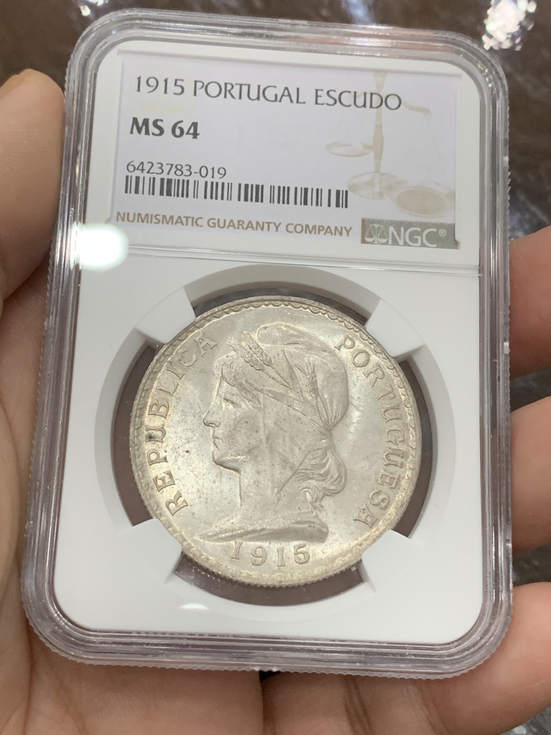 《竞宝斋》第112场-周日，周一 ，2场连拍（全场包邮） 冠军分 NGC-MS64 葡萄牙1915年 自由女神头像 1埃斯库多大银币 粉光顶级好品