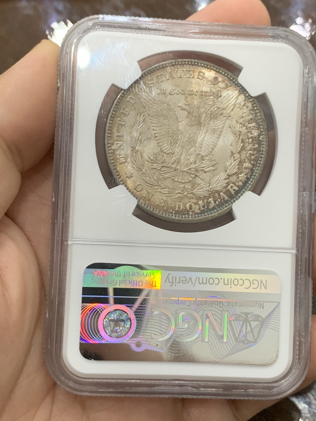 《竞宝斋》第112场-周日，周一 ，2场连拍（全场包邮） NGC-MS64 美国 1885年 摩根银币 女神面满彩 鹰面彩中彩 背斑驳彩 2点-6点方向深蓝月牙