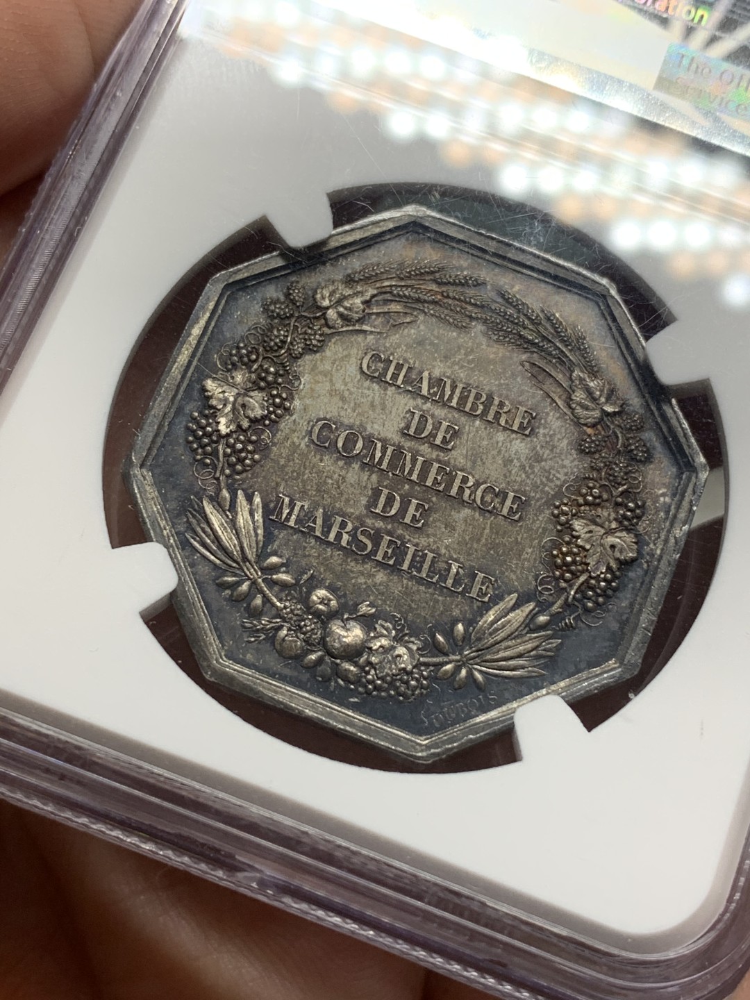 《竞宝斋》第112场-周日，周一 ，2场连拍（全场包邮） NGC-MS62 1775年法国马赛港口景观八角 非常少见的版本，正面港口景观，背面葡萄小麦等农作物环绕，设计精美