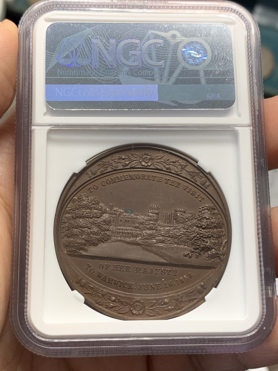 《竞宝斋》第112场-周日，周一 ，2场连拍（全场包邮） NGC MS63 英国 1858年 维多利亚女王 访问沃里克 纪念铜章 背面为沃里克城堡景观 整体高浮雕 热门品种 加厚盒装