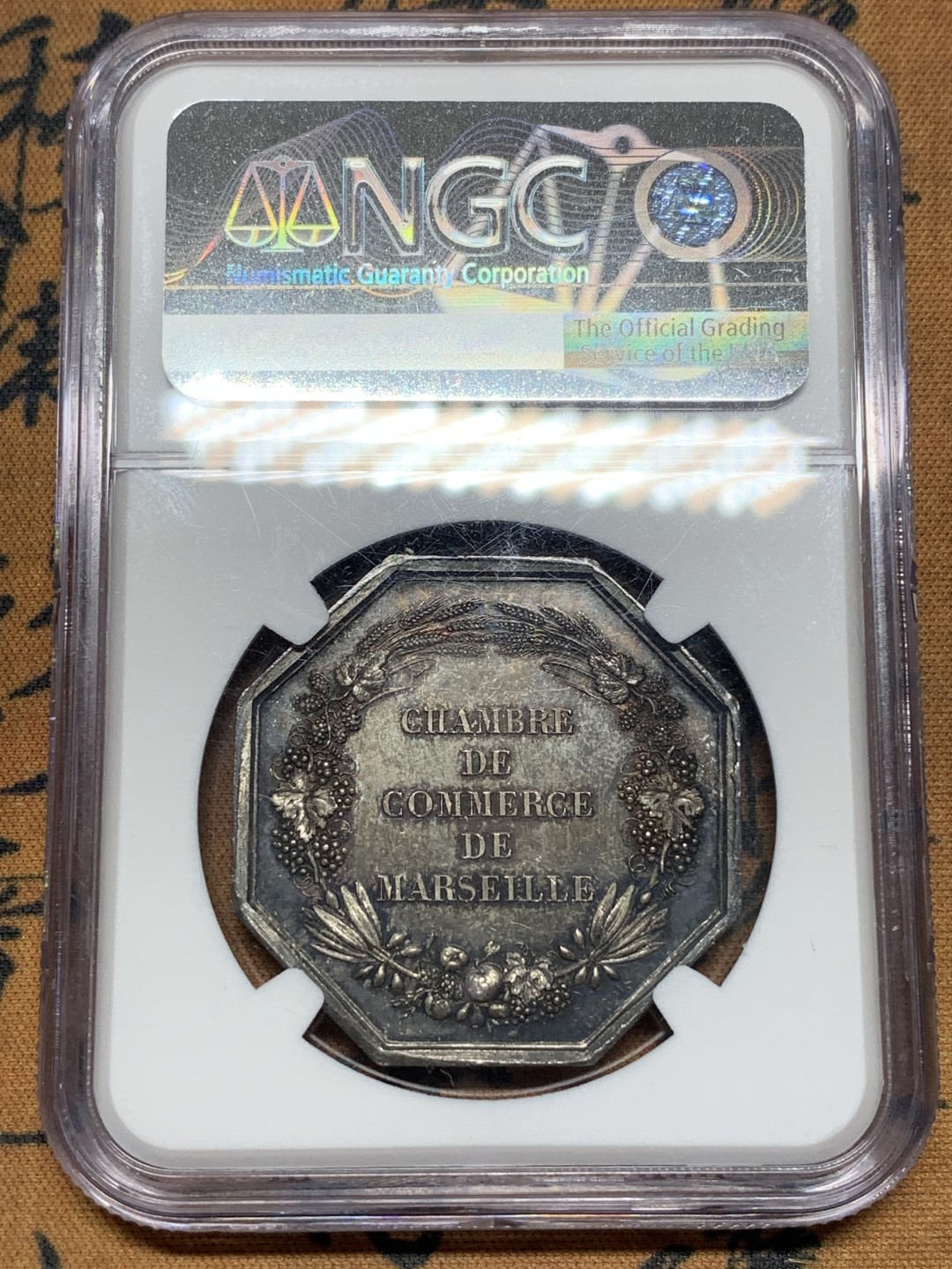 《竞宝斋》第112场-周日，周一 ，2场连拍（全场包邮） NGC-MS62 1775年法国马赛港口景观八角 非常少见的版本，正面港口景观，背面葡萄小麦等农作物环绕，设计精美