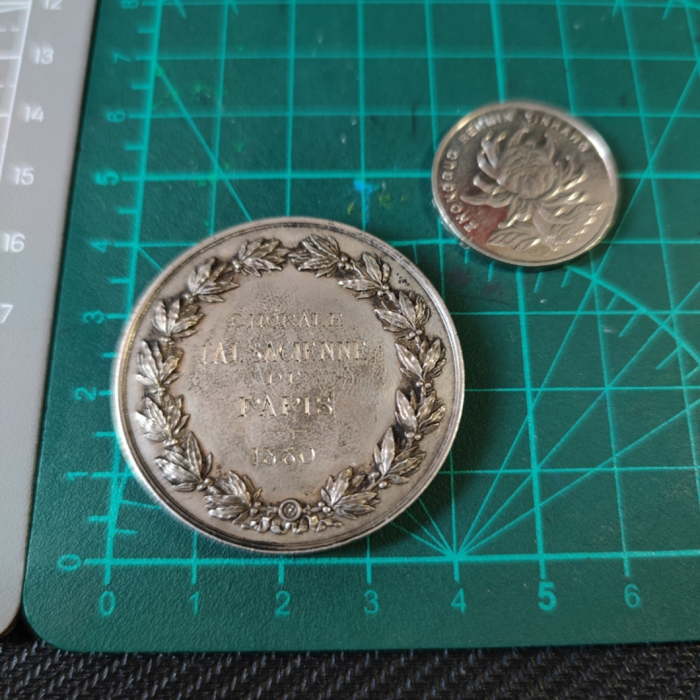 八角银章NGC章牌特卖会 法国银章1880巴黎阿尔萨斯合唱团 巴黎造币厂丰饶角银标，边缘小磕碰