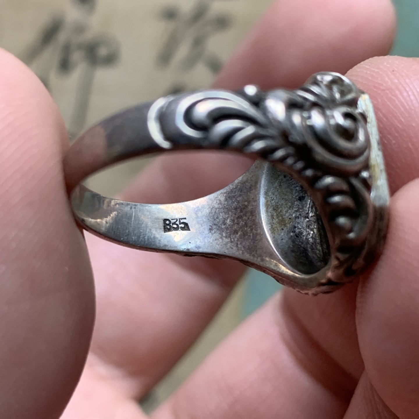 《竞宝斋》第112场-周日，周一 ，2场连拍（全场包邮） 德国老银戒指 手工雕刻 戒面有漂亮的贵族字母纹章 带835银戳 从工艺上看约为1840s的作品 味道十足 自用收藏都很合适