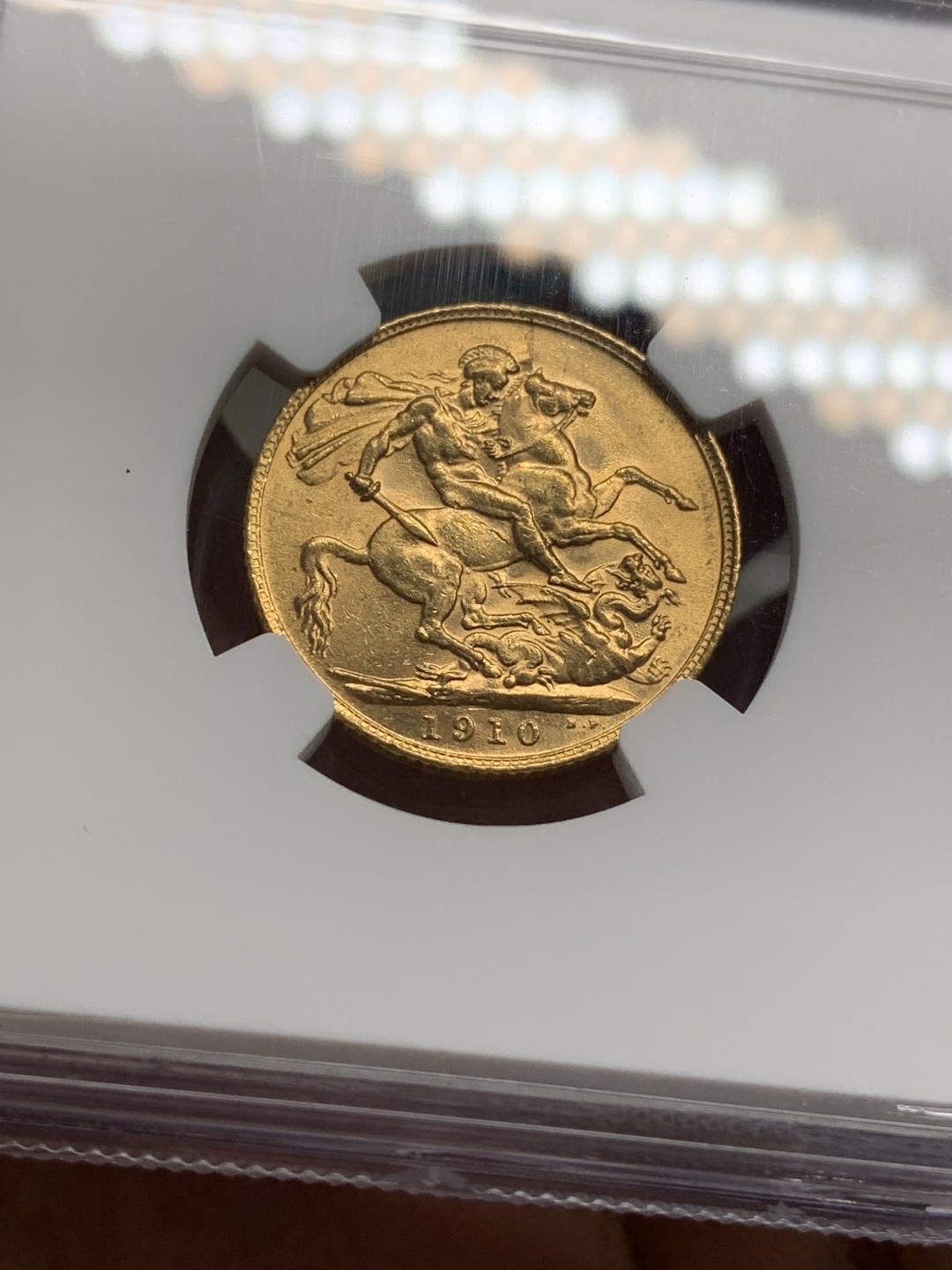 《竞宝斋》第112场-周日，周一 ，2场连拍（全场包邮） NGC-MS63 英国爱德华七世 1910年 1索维林马剑金币 8克 细节底板超分数状态