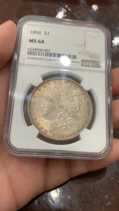 《竞宝斋》第112场-周日，周一 ，2场连拍（全场包邮） NGC-MS64 美国 1896年 摩根银币 双面淡金彩 女神面10点-4点方向 有一道淡金色“一”字包浆