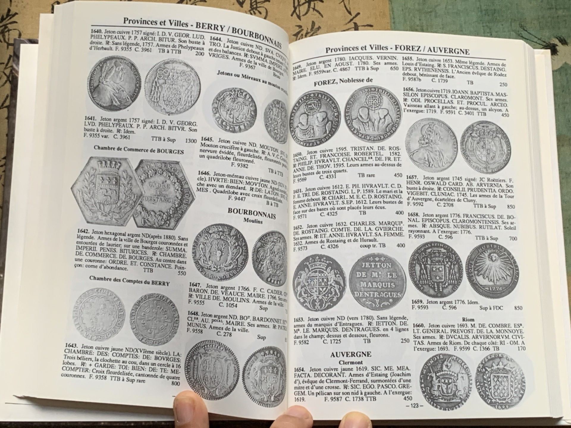 《竞宝斋》第112场-周日，周一 ，2场连拍（全场包邮） 法国 1991年 JETONS 代币目录 所见最新版本 版别详尽 厚达349页 一本在手 八角我有 难得遇见