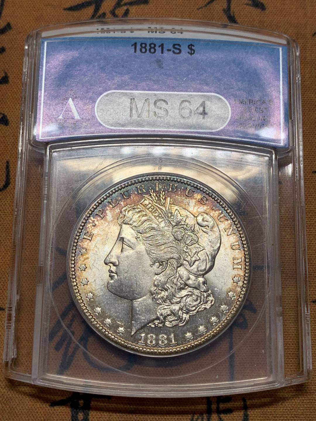 《竞宝斋》第112场-周日，周一 ，2场连拍（全场包邮） ANACS MS64 美国 1881年S版 摩根银币 五彩转光 这个评级常常有惊喜