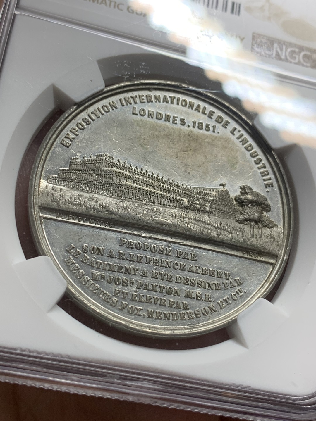 《竞宝斋》第112场-周日，周一 ，2场连拍（全场包邮） NGC MS61 英国 1851年首届世博会纪念章，描绘了壮丽的水晶宫及内部景象 WM白金属材质 高浮雕 细节满满