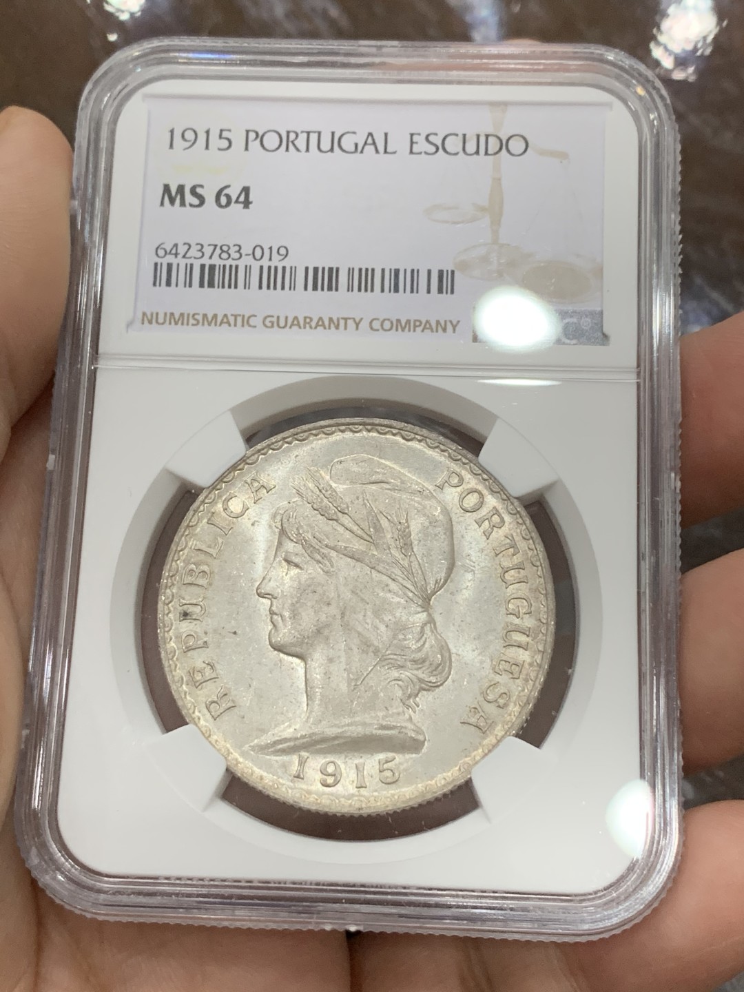 《竞宝斋》第112场-周日，周一 ，2场连拍（全场包邮） 冠军分 NGC-MS64 葡萄牙1915年 自由女神头像 1埃斯库多大银币 粉光顶级好品