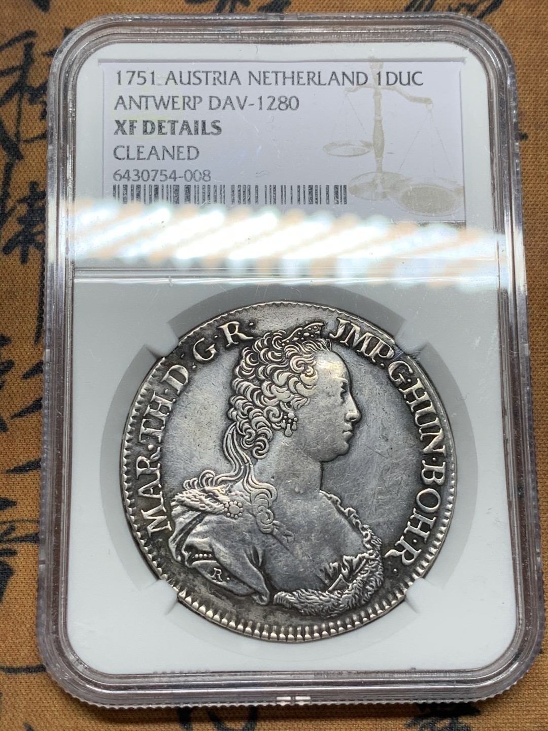 《竞宝斋》第112场-周日，周一 ，2场连拍（全场包邮） NGC-XFD 1751年奥属尼德兰玛利亚特蕾莎1杜卡特 少见的大奶妈品种，33.25克，黑包浆，胸前流苏清晰完整，给XF有些低评