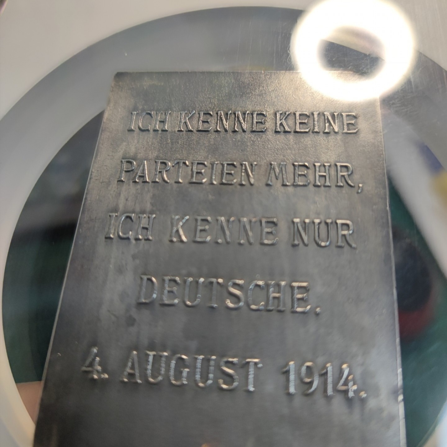 八角银章NGC章牌特卖会 威廉二世1914演讲大银章，背面译文“我不知道什么政党，我只知道德国人” 边缘有些小磕碰，高浮雕，加厚盒边缘有些小碎裂