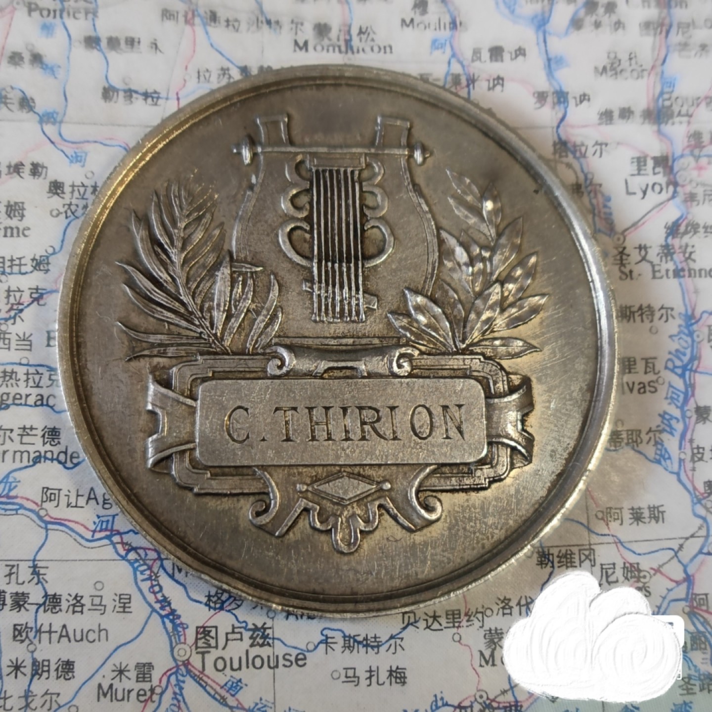 八角银章NGC章牌特卖会 法国银章1880巴黎阿尔萨斯合唱团 巴黎造币厂丰饶角银标，边缘小磕碰