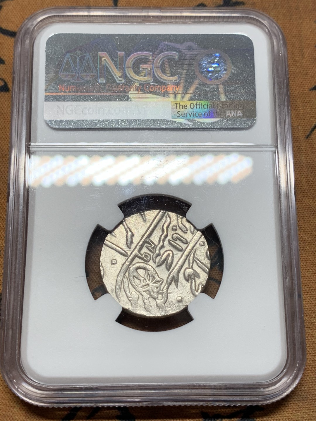 《竞宝斋》第112场-周日，周一 ，2场连拍（全场包邮） NGC MS63 原光印度1749年孟加拉邦1卢比银币太阳和鱼 PLAIN EDGE 光边版 贵不少