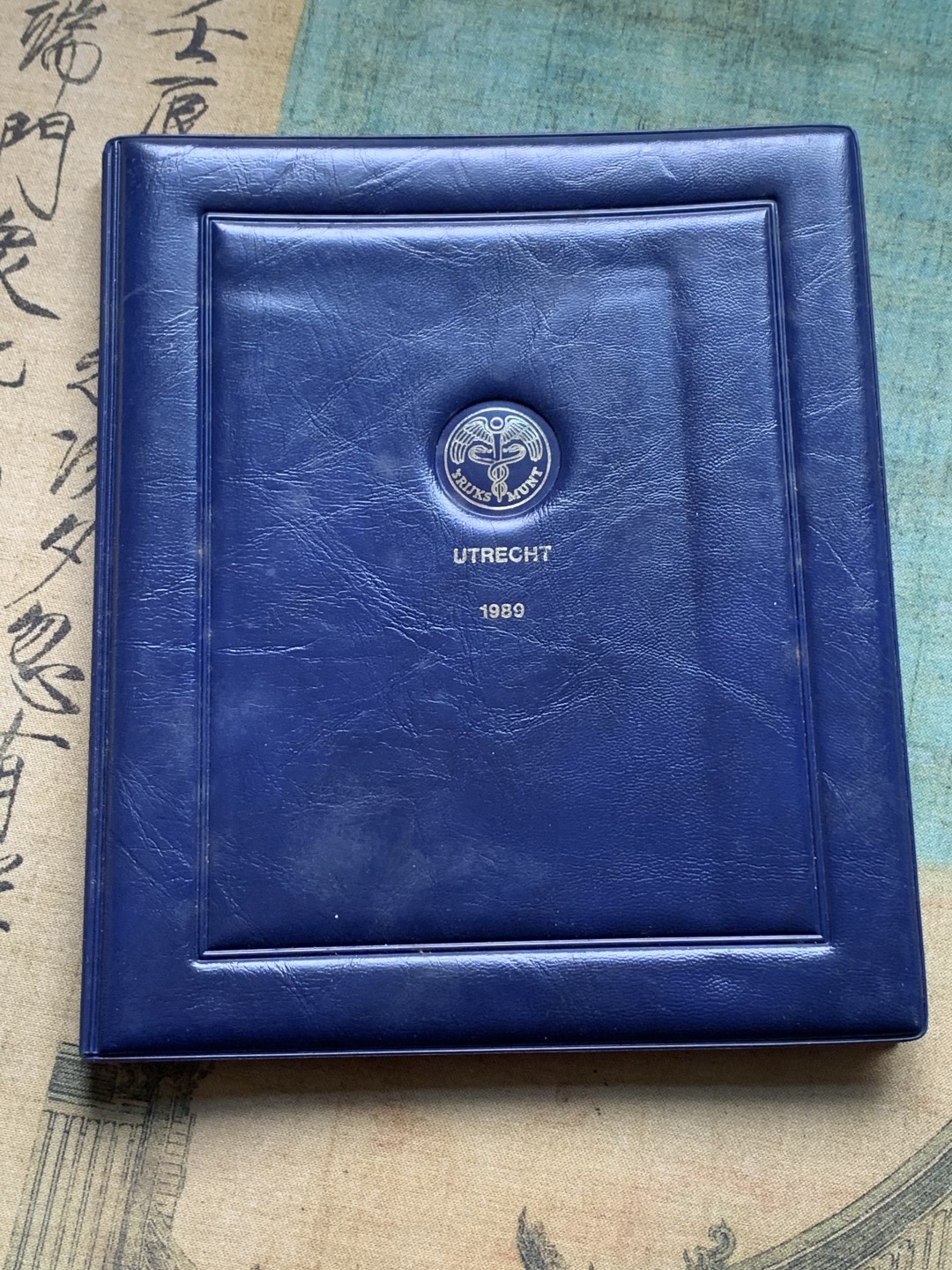 《竞宝斋》第112场-周日，周一 ，2场连拍（全场包邮） 荷兰1989年清年份官方原封精制套币全套BU清年份，包装证书齐全稀见！克劳斯编号KM#PS32