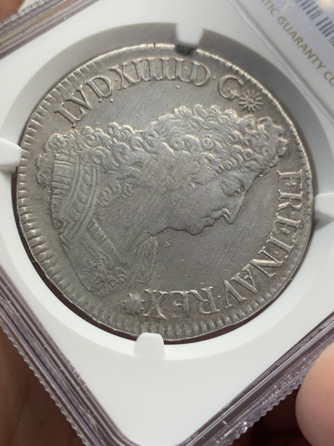 《竞宝斋》第112场-周日，周一 ，2场连拍（全场包邮） NGC XF 法国 1697年 路易十四 太阳王 1埃居 大银币 头顶太阳极清晰 这个品种 正反打制成这样已经难得