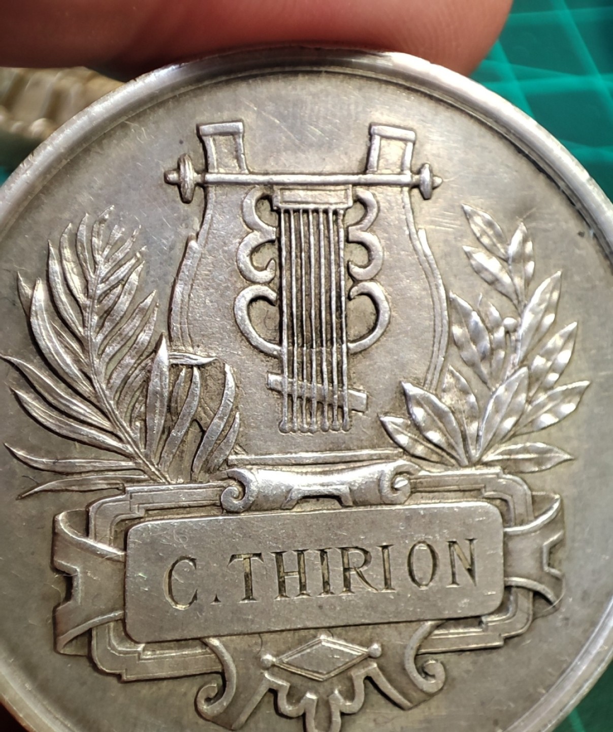 八角银章NGC章牌特卖会 法国银章1880巴黎阿尔萨斯合唱团 巴黎造币厂丰饶角银标，边缘小磕碰