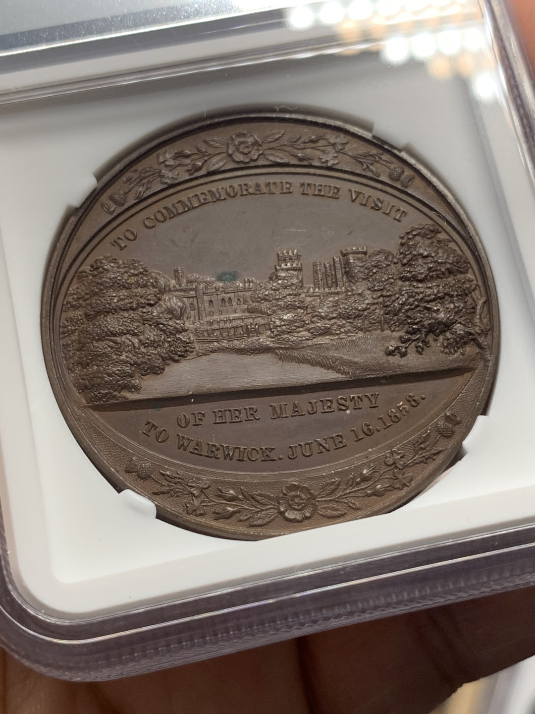 《竞宝斋》第112场-周日，周一 ，2场连拍（全场包邮） NGC MS63 英国 1858年 维多利亚女王 访问沃里克 纪念铜章 背面为沃里克城堡景观 整体高浮雕 热门品种 加厚盒装