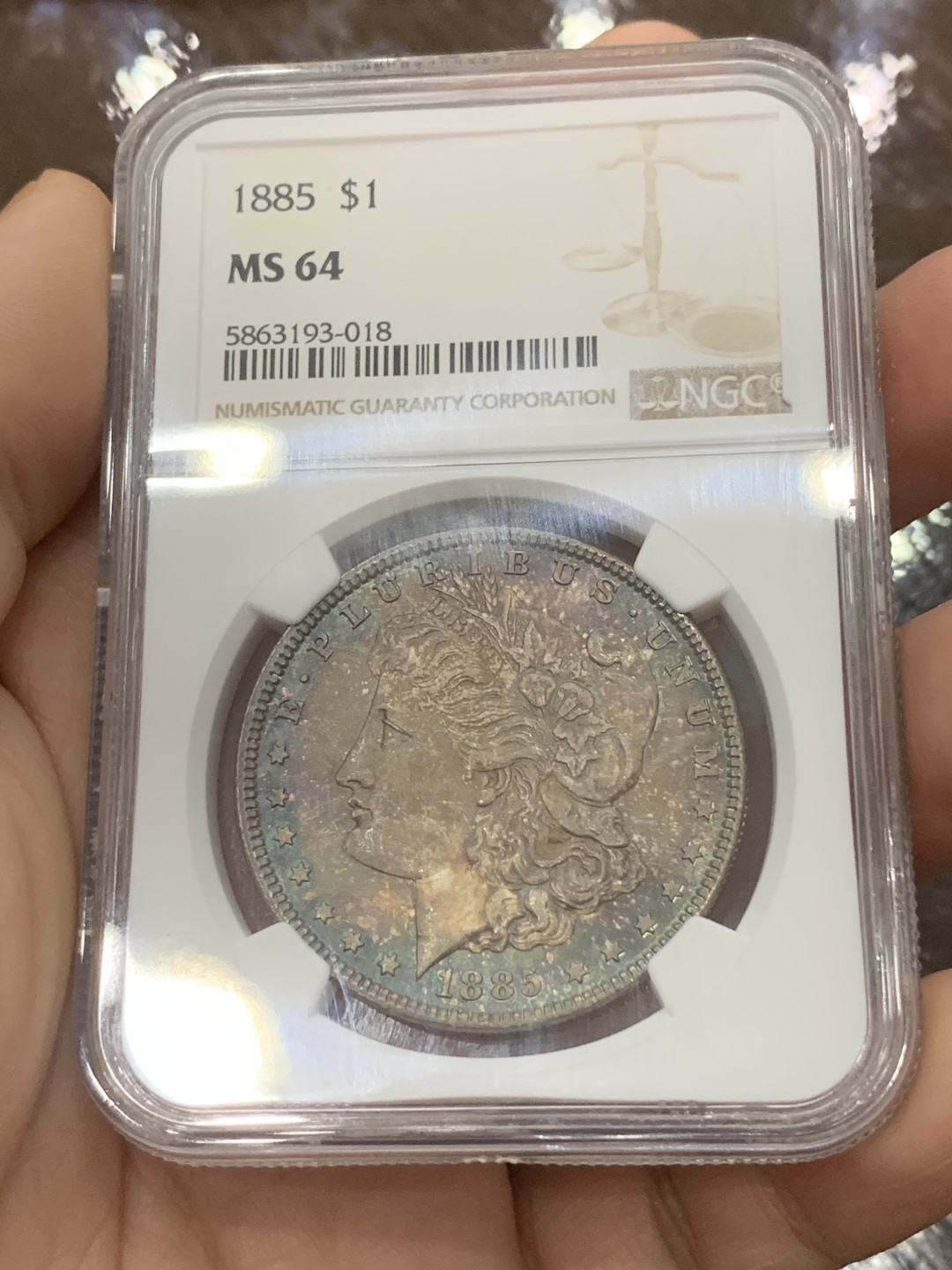 《竞宝斋》第112场-周日，周一 ，2场连拍（全场包邮） NGC-MS64 美国 1885年 摩根银币 女神面满彩 鹰面彩中彩 背斑驳彩 2点-6点方向深蓝月牙