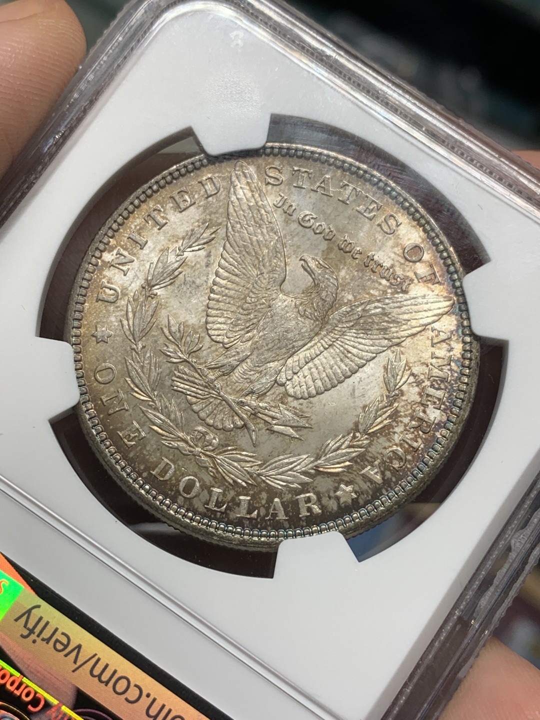 《竞宝斋》第112场-周日，周一 ，2场连拍（全场包邮） NGC-MS64 美国 1885年 摩根银币 女神面满彩 鹰面彩中彩 背斑驳彩 2点-6点方向深蓝月牙