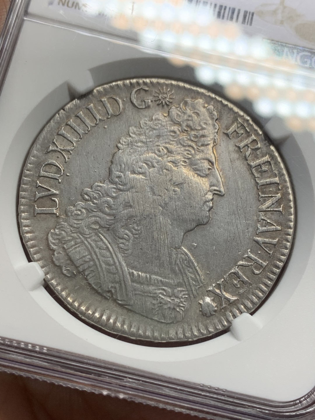 《竞宝斋》第112场-周日，周一 ，2场连拍（全场包邮） NGC XF 法国 1697年 路易十四 太阳王 1埃居 大银币 头顶太阳极清晰 这个品种 正反打制成这样已经难得