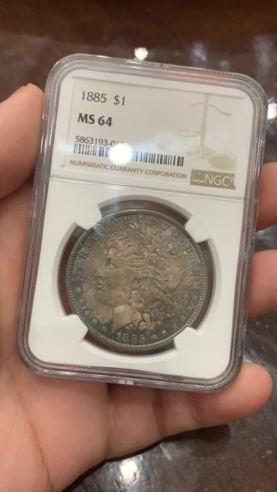 《竞宝斋》第112场-周日，周一 ，2场连拍（全场包邮） NGC-MS64 美国 1885年 摩根银币 女神面满彩 鹰面彩中彩 背斑驳彩 2点-6点方向深蓝月牙