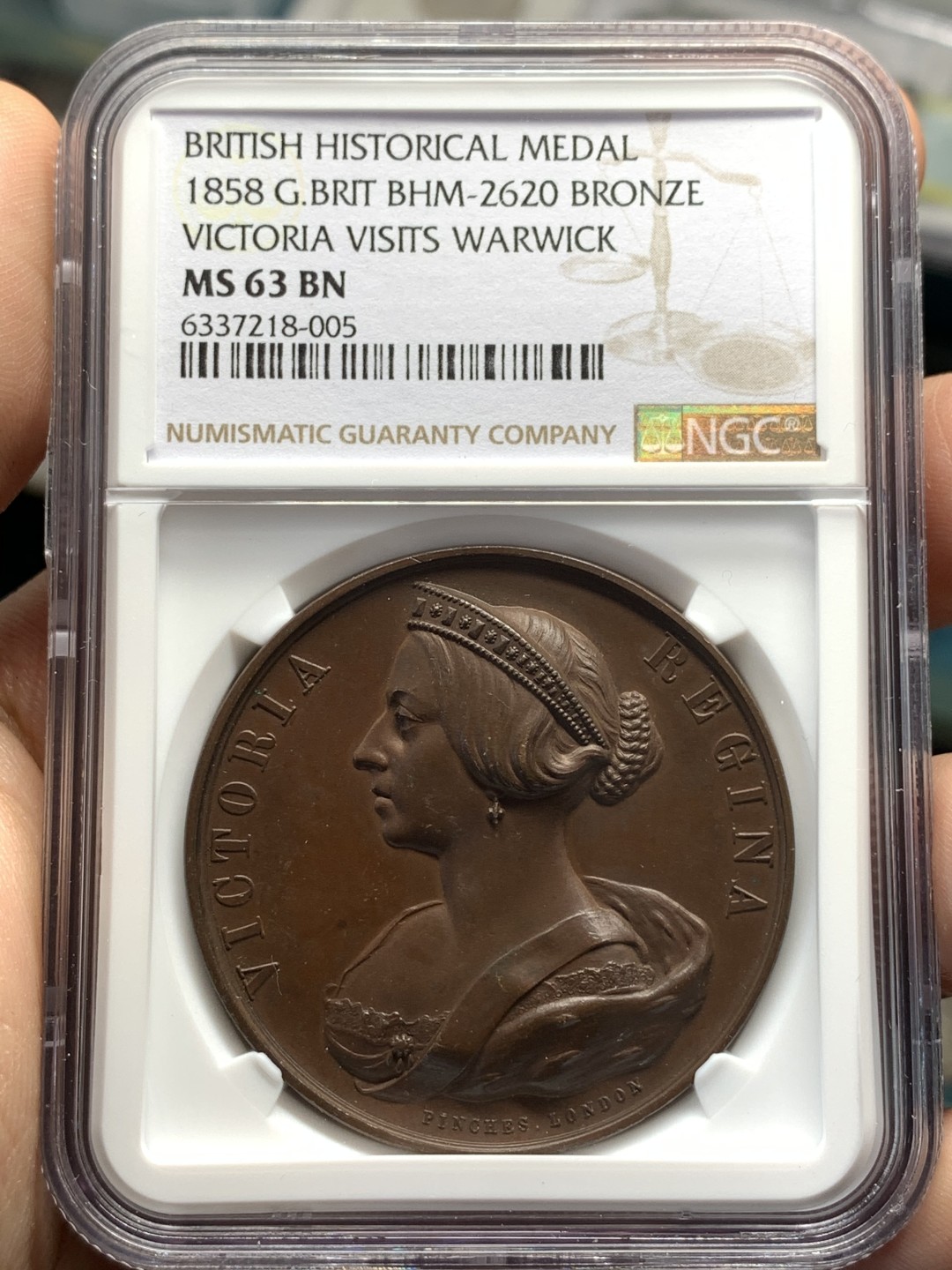 《竞宝斋》第112场-周日，周一 ，2场连拍（全场包邮） NGC MS63 英国 1858年 维多利亚女王 访问沃里克 纪念铜章 背面为沃里克城堡景观 整体高浮雕 热门品种 加厚盒装