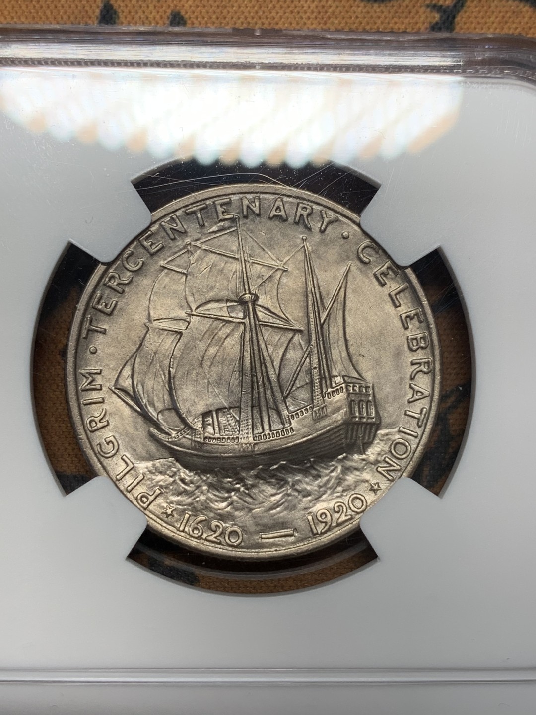 《竞宝斋》第112场-周日，周一 ，2场连拍（全场包邮） NGC MS63 美国1920年 清教徒 移民 纪念半圆银币 低评