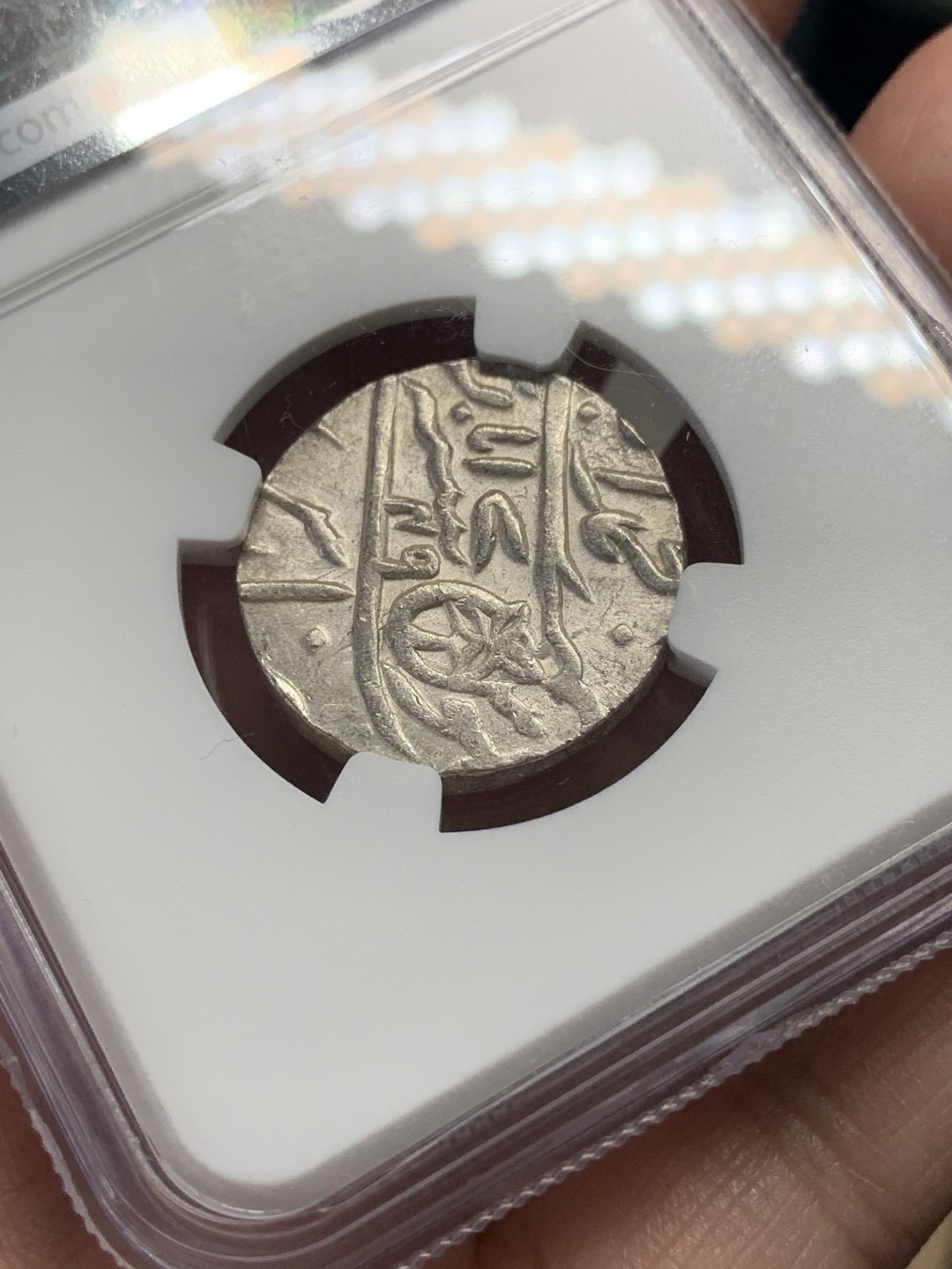 《竞宝斋》第112场-周日，周一 ，2场连拍（全场包邮） NGC MS63 原光印度1749年孟加拉邦1卢比银币太阳和鱼 PLAIN EDGE 光边版 贵不少