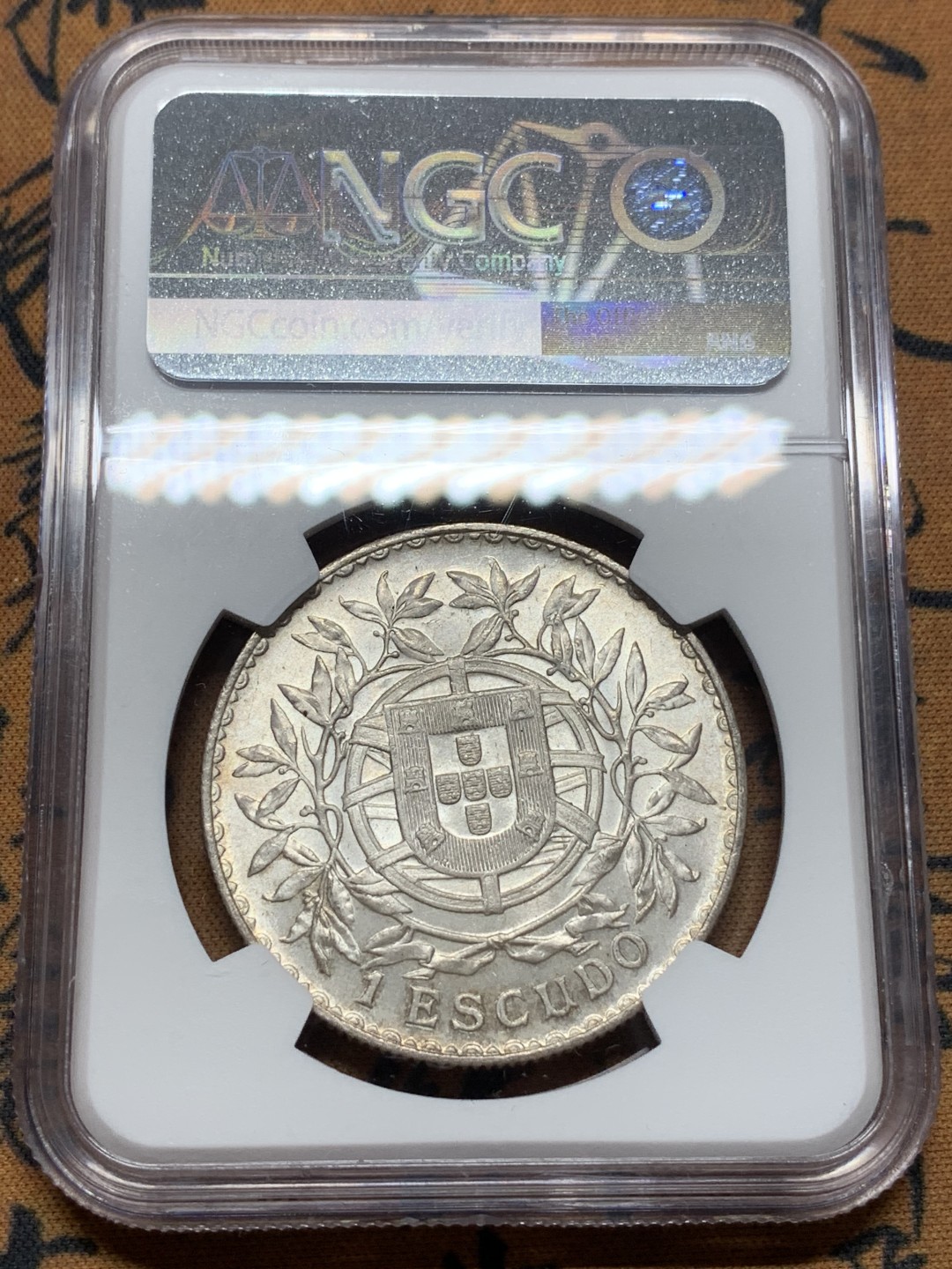 《竞宝斋》第112场-周日，周一 ，2场连拍（全场包邮） 冠军分 NGC-MS64 葡萄牙1915年 自由女神头像 1埃斯库多大银币 粉光顶级好品