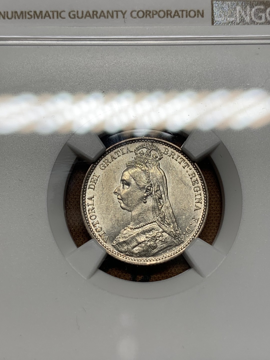 《竞宝斋》第112场-周日，周一 ，2场连拍（全场包邮） NGC-MS62 1889年 英国 维多利亚高冠6便士银币 数字版 转光漂亮