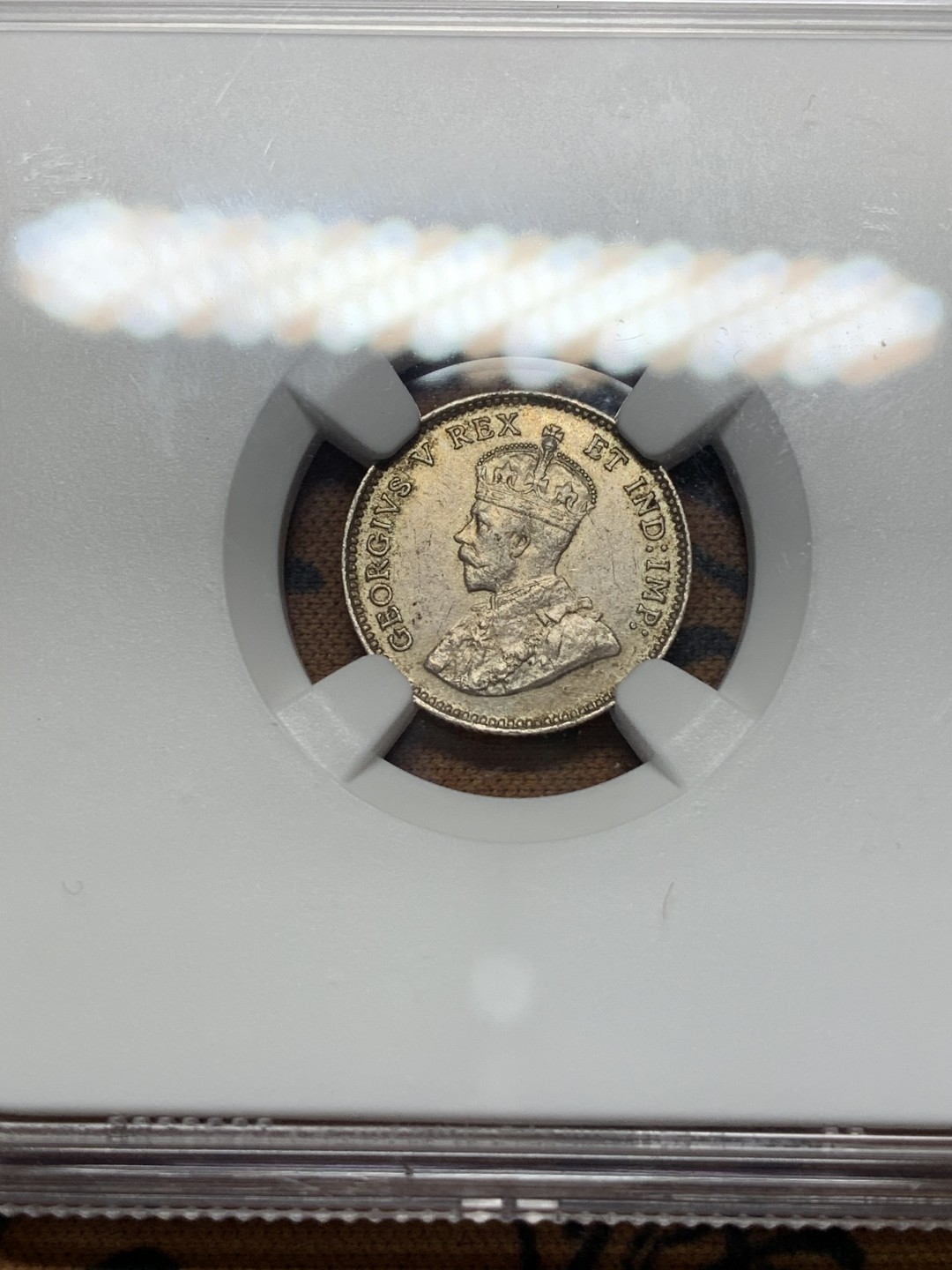 《竞宝斋》第112场-周日，周一 ，2场连拍（全场包邮） NGC AU55 加拿大 1911年 乔治五世 5分银币 低评状态 盒子上部边缘有小缺