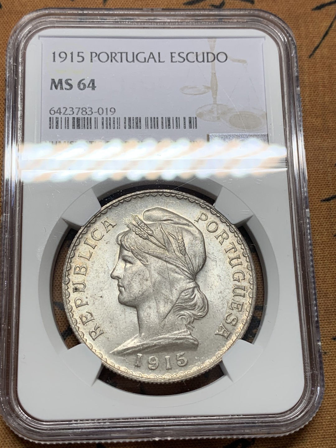 《竞宝斋》第112场-周日，周一 ，2场连拍（全场包邮） 冠军分 NGC-MS64 葡萄牙1915年 自由女神头像 1埃斯库多大银币 粉光顶级好品