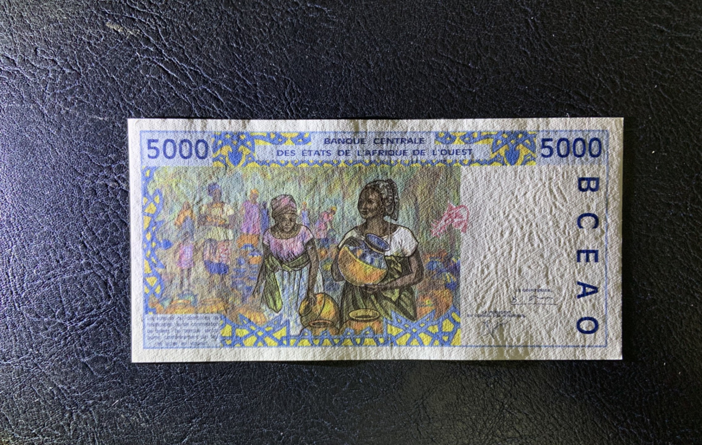 收藏联盟Quantum Auction 第204期拍卖 西非(科特迪瓦)2001年5000法郎 品相UNC- 灯下有斑