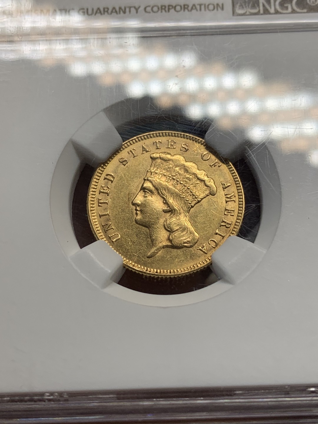 《竞宝斋》第112场-周日，周一 ，2场连拍（全场包邮） NGC-AU58 美国印第安公主 1874年20周年 3美金金币 20.5mm 5.015克 900金 多数在美国内战及罗斯福二战等被多次熔炉 存世量极少 该枚低评
