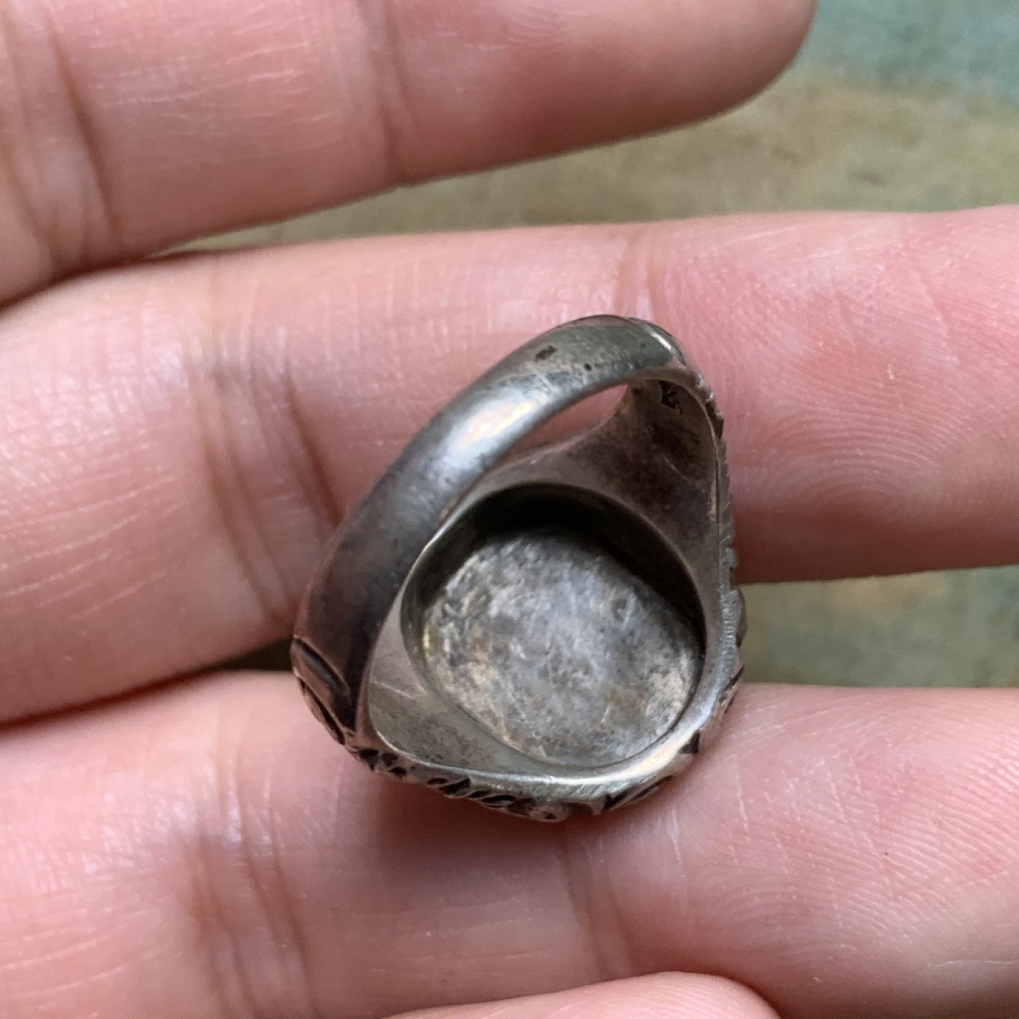 《竞宝斋》第112场-周日，周一 ，2场连拍（全场包邮） 德国老银戒指 手工雕刻 戒面有漂亮的贵族字母纹章 带835银戳 从工艺上看约为1840s的作品 味道十足 自用收藏都很合适
