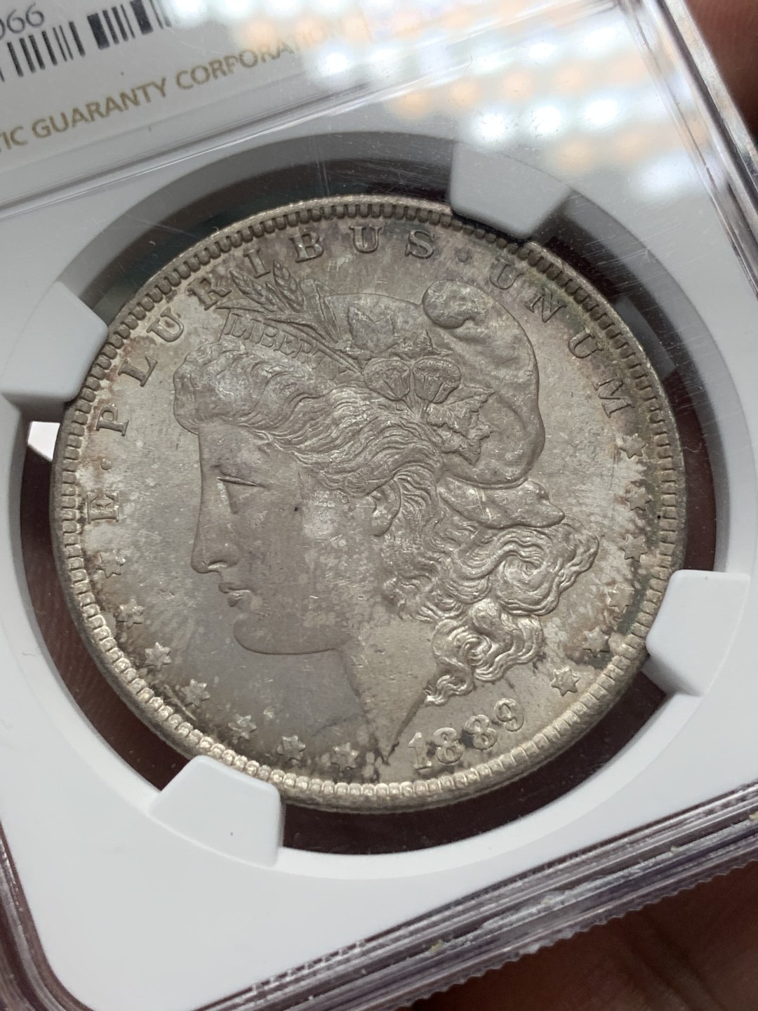 《竞宝斋》第112场-周日，周一 ，2场连拍（全场包邮） NGC-MS64 1889摩根银币 绒布盒保存产生的环彩包浆 状态完胜64白币