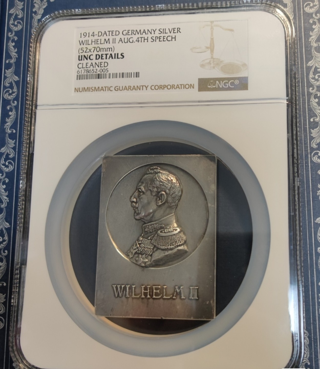 八角银章NGC章牌特卖会 威廉二世1914演讲大银章，背面译文“我不知道什么政党，我只知道德国人” 边缘有些小磕碰，高浮雕，加厚盒边缘有些小碎裂