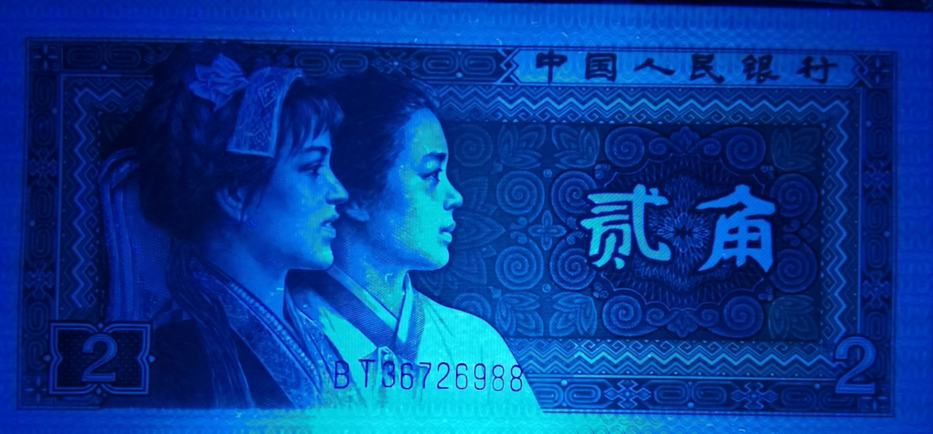 千家老金珍藏版，8002第一大组BT3672，马上开标荧光灯下与普光下具有划时代意义的蓝海洋～碧玉妆！开标前习惯给老铁们多分享一点！荧光灯下是一片蔚蓝的海洋！就连环绕贰角的多边形都与整个票面浑然一体！明显区别与已经开标的蓝水晶，蓝精灵！普光下则是一片绿色的世界！多边形四角的叶子，如意框，人物的衣服，菱形框内都被填上了满满的碧绿，妆扮着绝代双骄！捡漏就来千家全世界最为纯净的拍场！ 千家老金珍藏版，8002第一大组BT36726951，马上开标荧光灯下与普光下具有划时代意义的蓝海洋～碧玉妆！开标前习惯给老铁们多分享一点！荧光灯下是一片蔚蓝的海洋！比已经开标的至尊蓝水晶的蓝有过之而无不及！又明显区别于蓝水晶，蓝精灵！普光下则是一片绿色的世界！其震撼而独有的特征一言难尽，详见开标文案！开标前最后一次分享，捡漏就来千家竞拍全世界最为纯净的拍场！